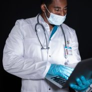 medium-shot-doctor-with-laptop (1)